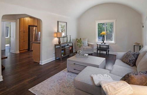 Secluded 4BR Nestled in Woods-Hot Tub/Dog Friendly - Foto 9