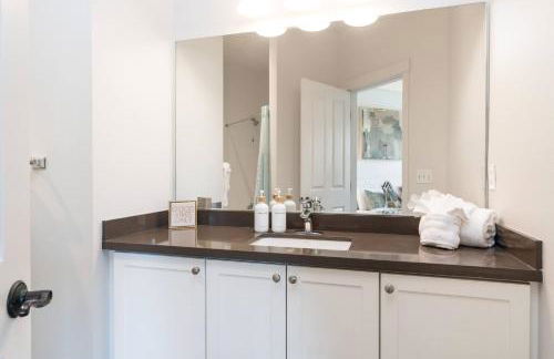 Chic 2BR • King Beds • Huge Patio • 95 Walk Score! - Foto 13