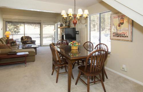 St Anton Street View 2-Bedroom Condo with full kitchen - Foto 25