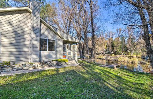 Riverfront Grayling Retreat with Fire Pit and Dock! - Foto 25