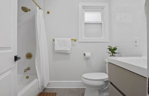 Elegant 2BR-2BA Spacious Escape with Rooftop Near NYC - Foto 21