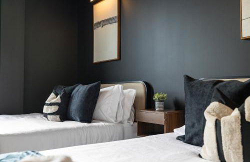 2BR 2BA, King bd, Gym, Free Parking, 8min to Train - Foto 43