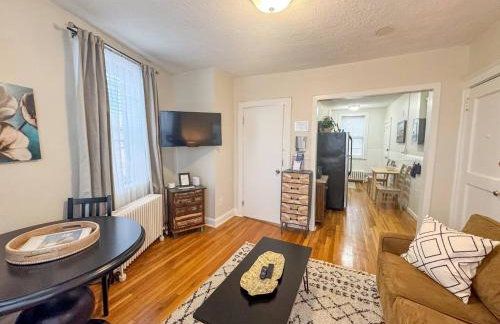 ½ mile to Longwood Medical, Renovated, Pub Trans - Foto 3