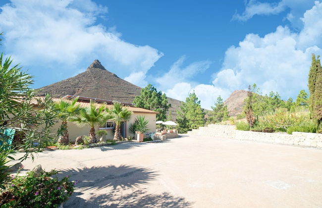 Appealing Holiday Home in La Escalona With Mountain Views - Photo 1