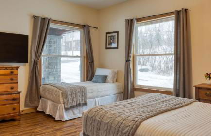 Mins to Hunter Mountain • Sleeps 36 • Pool Spa Games Bar Cozy Peaks Lodge by AvantStay - Foto 31