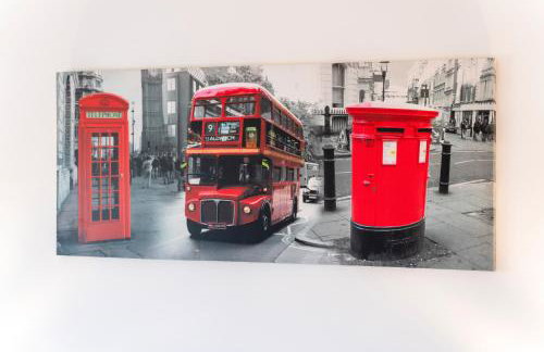 Luxury 2 Bedroom Apartment with Free Parking Opposite Queen Elizabeth Hospital - Photo 20