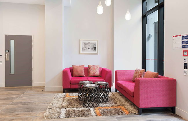 Ramada Suites By Wyndham Victoria Street West - Photo 4