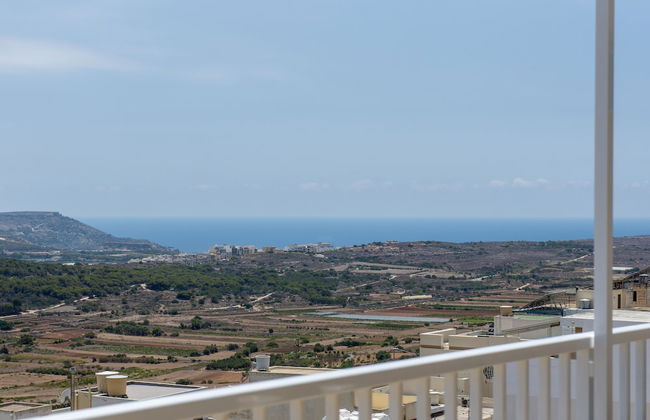 Summer Breeze Penthouse with large Terrace and Hot Tub by Getaways Malta - Foto 35