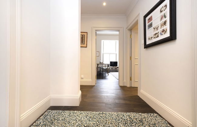 JOIVY Iconic Cockburn Street 4 Bedroom Apartment: Heart of Old Town - Foto 5