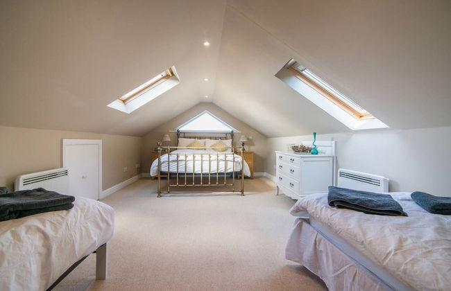 Super Spacious Barn Conversion With Free Wifi, Netflix Fireplace - Photo 5