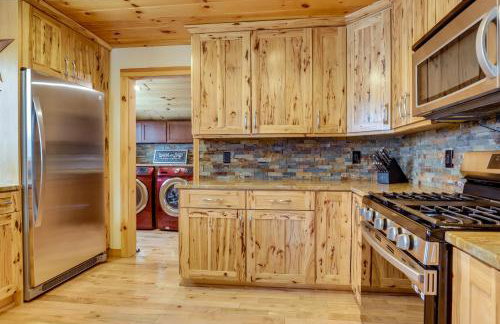 5 Mi to Slopes! Group Ski House with Game Room - Foto 12