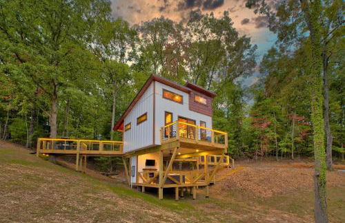 Cozy Treehouse w Hot Tub, Fire Pit, Pet Friendly, Lake Access - Photo 21