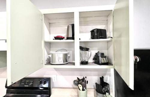 Main St New with AC Monthly stays Charming Cottage KING BED - Foto 31