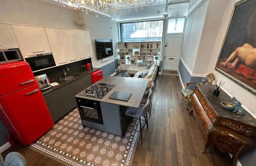 Unique Luxury Home in the heart of London. Air conditioned with private garden - Photo 1