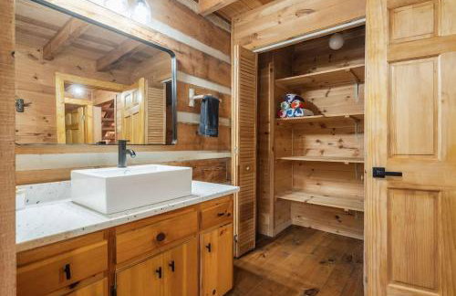 Modern Cabin with Luxury Gym, Firepit + Game Room! - Foto 66