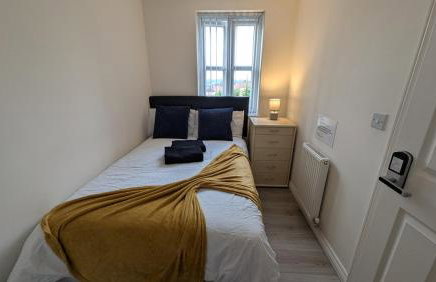 Large Modern House With Private Parking - Photo 90