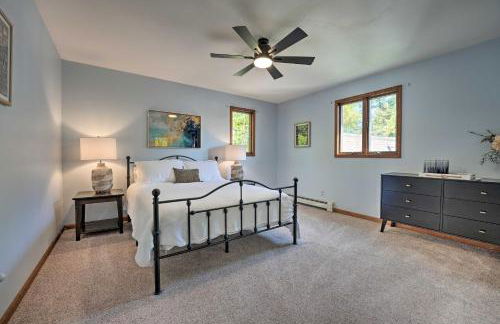 Spacious Delton Home with Fire Pit and Lake Views - Foto 24