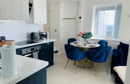 Award Winner of 2026 &2025 traveller & Best guest rated apartment, two bedroom, #1 Leeds city centres most central location, Great 180 degree views,balcony , PARKING onsite, Netflix & WiFi - Foto 24
