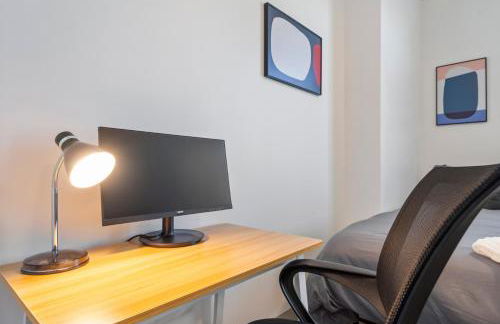 Bright Uptown Bliss - Free Parking, Walkable, Views - Foto 17