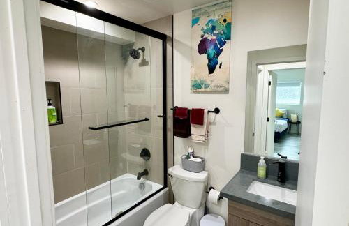 Cozy Chamber 3 BR Hollywood Townhouse - Photo 24