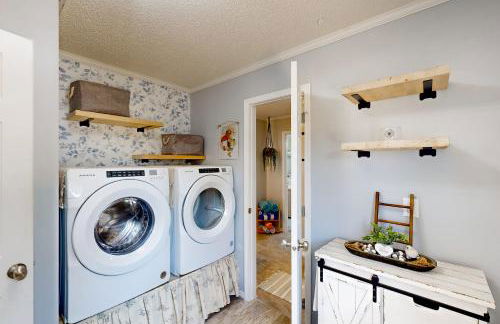 Renovated Retreat with Private Pool and Hot Tub - Photo 21