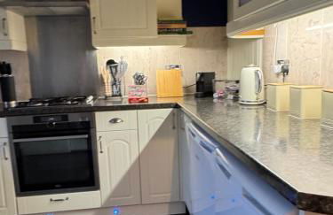 Cherry Blossom Apartment - 3 bed, parking, garden - Photo 36