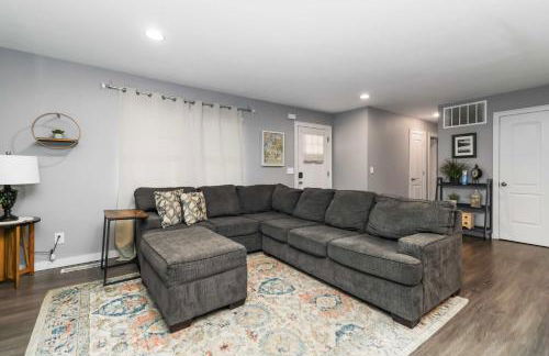 Sunlit Renovated Home, BBQ, Porch & Trails Nearby - Photo 9