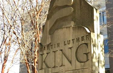 Spacious 3BR with Game Room and Fenced Yard Near Six Flags and Braves - Foto 50