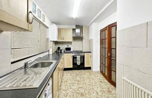 3 bed home in Tonypandy with Balcony View Room - Foto 17