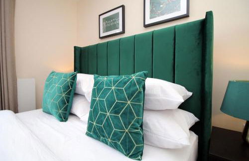 LUXURY 4 Bedroom 4 Ensuite Home in Penarth (Pool Table Games Room & BBQ Garden) with Sea Views - Photo 45