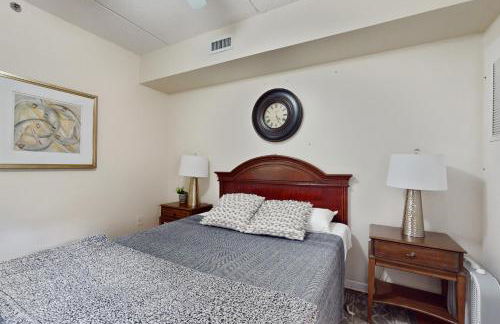 Dog-friendly downtown condo with riverfront balcony - walk to shops & eateries - Foto 16