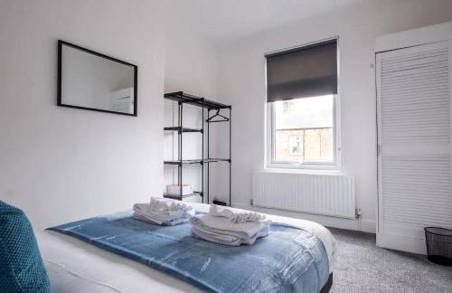 Recently renovated stylish home parking - Pass the Keys - Photo 23