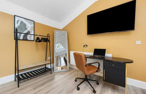 4-Bedroom Stunning Luxe, Spacious & Stylish Design House Bolton, Sleeps 11, with Parking Central Bolton, Links to Manchester, Pet-Friendly, Best For Groups! WORK CONTRACTORS SPECIAL OFFER! - by Blue Puffin Stays - Foto 35