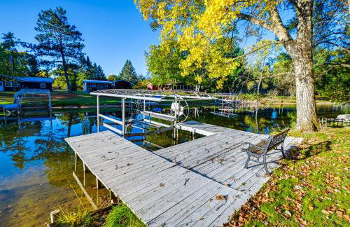 Lakefront Nekoosa Home Private Beach and Boat Dock! - Foto 1