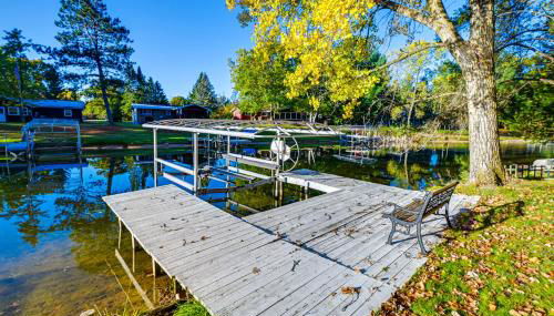 Lakefront Nekoosa Home Private Beach and Boat Dock! - Foto 1