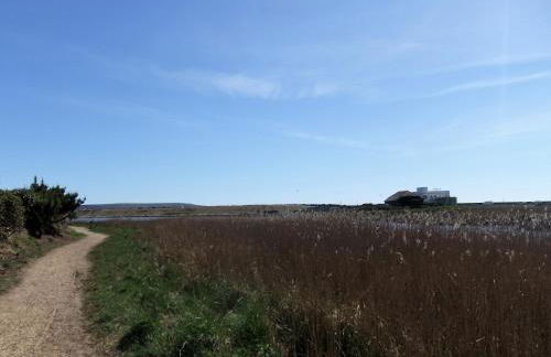 THE HIDEAWAY - LUXURY SELF CATERING COASTAL APARTMENT with PRIVATE ENTRANCE & KEY BOX ENTRY JUST A FEW MINUTES WALK TO THE BEACH, SOLENT WAY WALK, SHOPS and many EATERIES & BARS - FREE OFF ROAD PARKING,FULL KITCHEN, LOUNGE,BEDROOM , BATHROOM & WI-FI - Foto 58