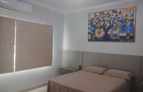 Quarto com ar e banheiro estacionamento e Wi-Fi - Foto 1