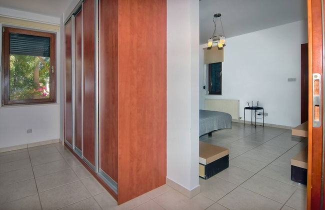 Incredible Large Villa In Paphos Sleeps 14 Children Pool, Jacuzzi, Huge Garden - Foto 12