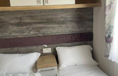 Beautiful caravan at Kent coast with wrap around decking and free WiFi sleeps 6 - Foto 23