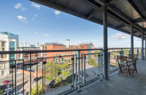 Vista Verde - Luxury City Penthouse 2BR - Sleeps up to 6 - Parking - Photo 29