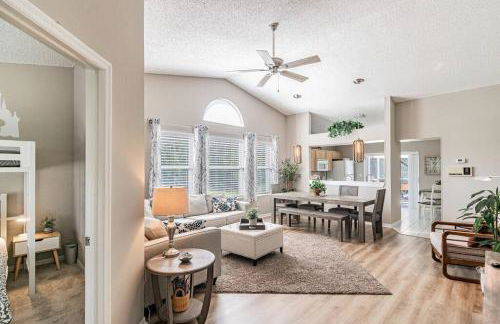 THIS IS PARADISE FOUND! Private In-Ground Pool Home, Views, Near Dis, NO Steps, LOW Rates! - Foto 34