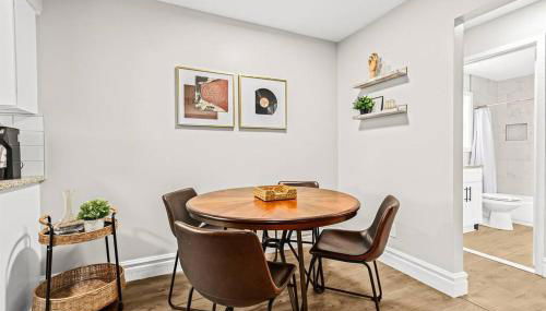 Luxury King Suite - Newly Renovated in Mt. Clemens - Photo 4