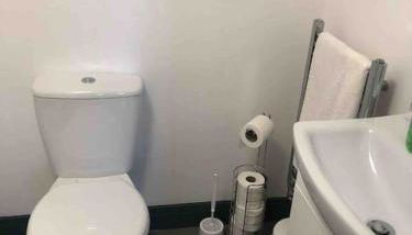 Newly refurbished studio, great location 8 studios - Photo 2