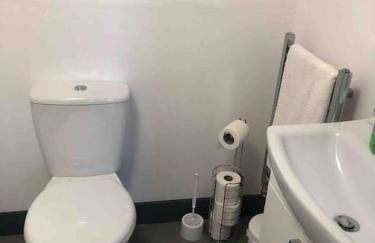 Newly refurbished studio, great location 8 studios - Photo 2