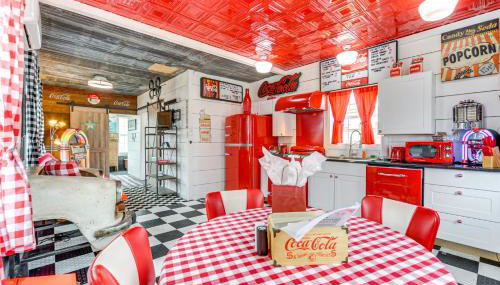 Fifties Diner-Style Llano Home with Shared Fire Pit - Foto 2