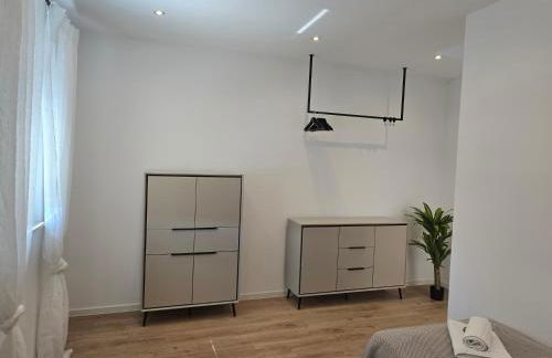 Großes Apartment mit Küche, Dusche, Badewanne, Balkon, Parkplatz vor dem Haus, schnelles Internet, ADA5 - Foto 14