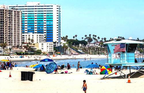 Beautiful Guesthouse, Sleeps 4 - Kitchen, Private Laundry, AC, Parking, 65' TV, Close to Stores, Restaurants & Beach - Foto 12