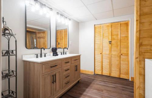 Modern Cabin with Luxury Gym, Firepit + Game Room! - Foto 20