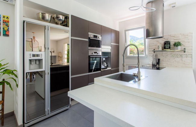 Beautiful Holiday Home With Swimming Pool - Photo 13