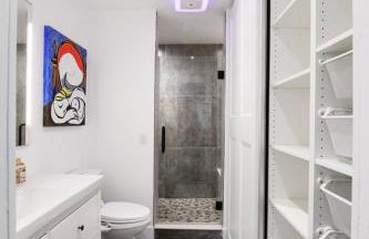 Artistic Retreat, King Suite with Private Balcony! - Foto 11